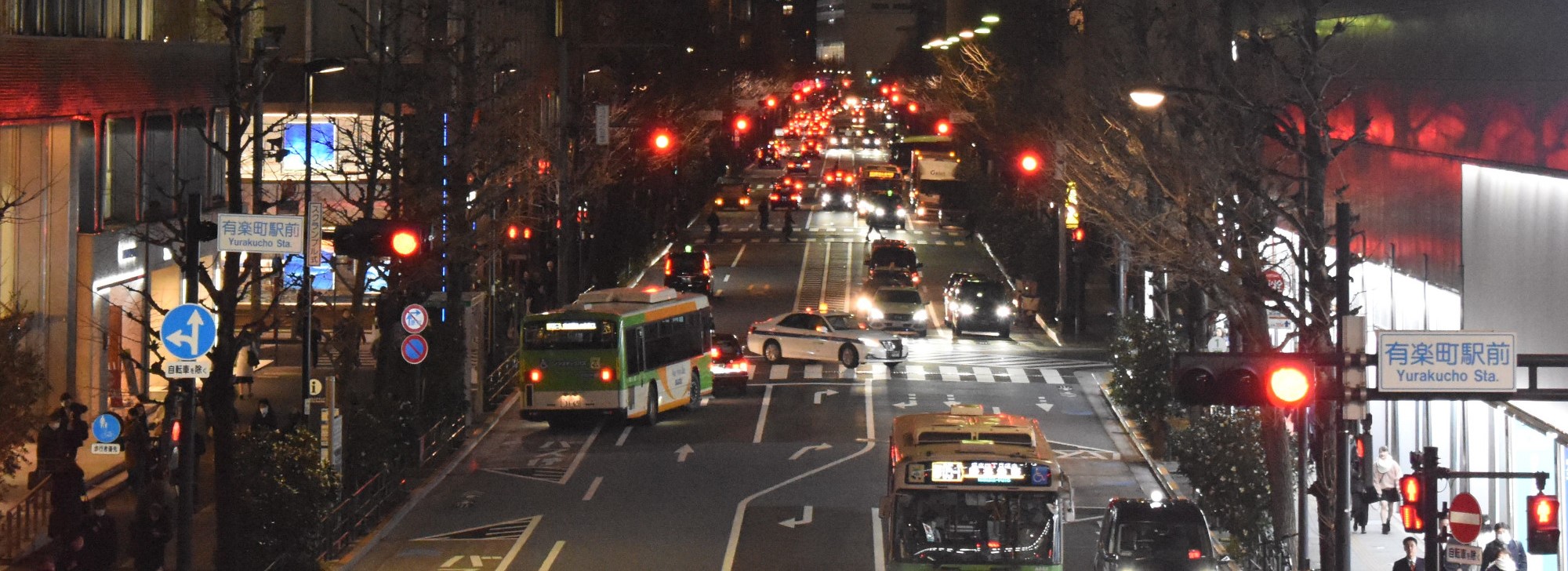 浜松町駅から夜の賑やかな道路を写す